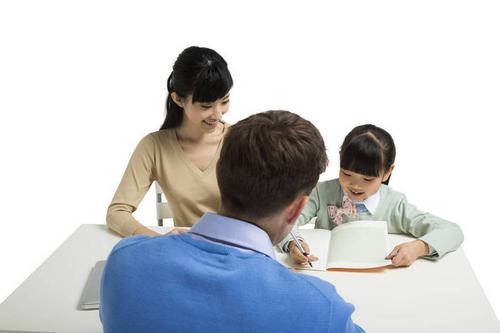 宝妈当着5岁孩子面和外教