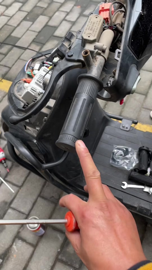 电动车加速把手拆卸教程图解