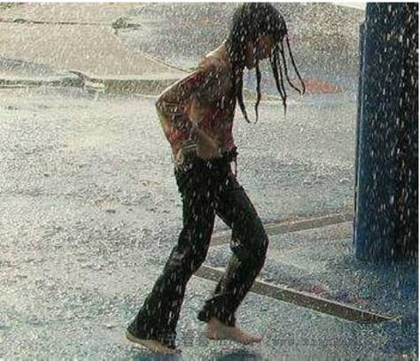 下大雨表情包
