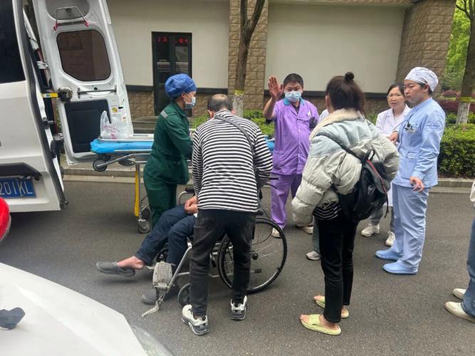 狗误食火腿肠皮和金属圈游戏截图