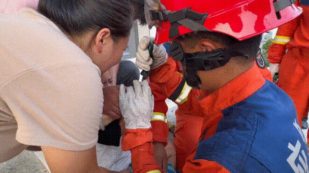 卡直接塞到卡槽里拿不出来