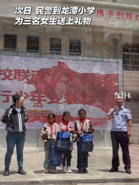 三名女孩背着走失男孩找警察