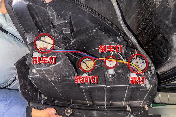 刹车灯一直亮怎么解决