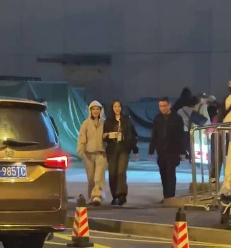 谢娜李小冉下班就这样亲上了