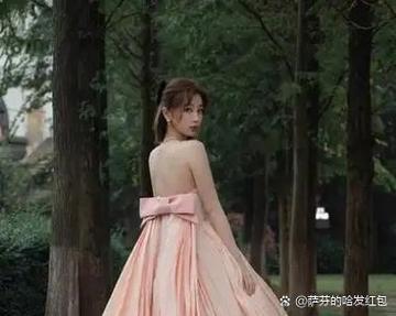 虞书欣聚餐穿露背装大秀美背