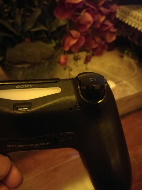 ps4手柄充电黄灯亮一下就没反应了