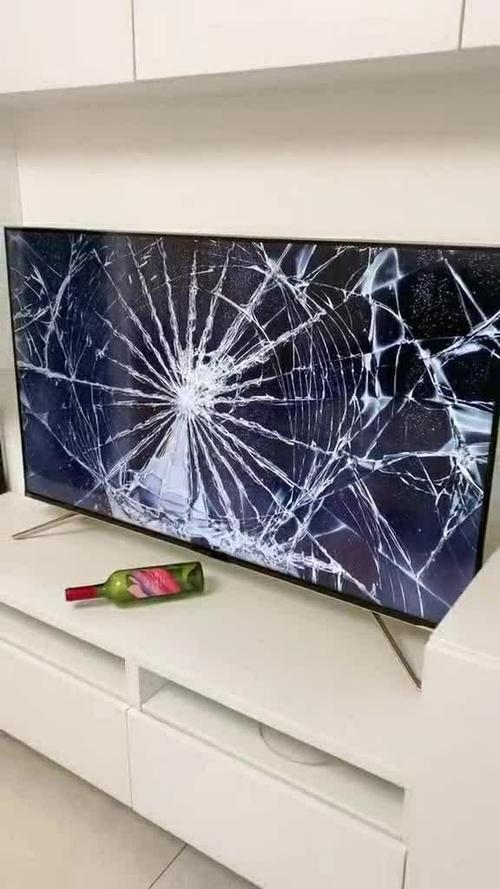电视砸了一下屏幕出现一片黑