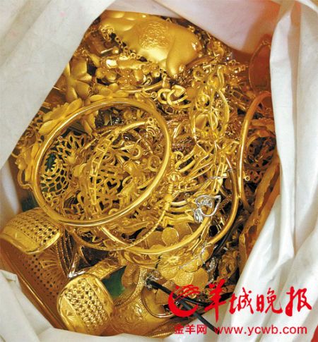 某珠宝店丢了一件珍贵珠宝