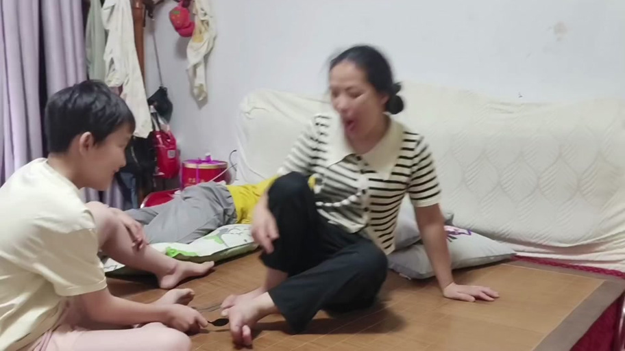 挠 妈妈 笑
