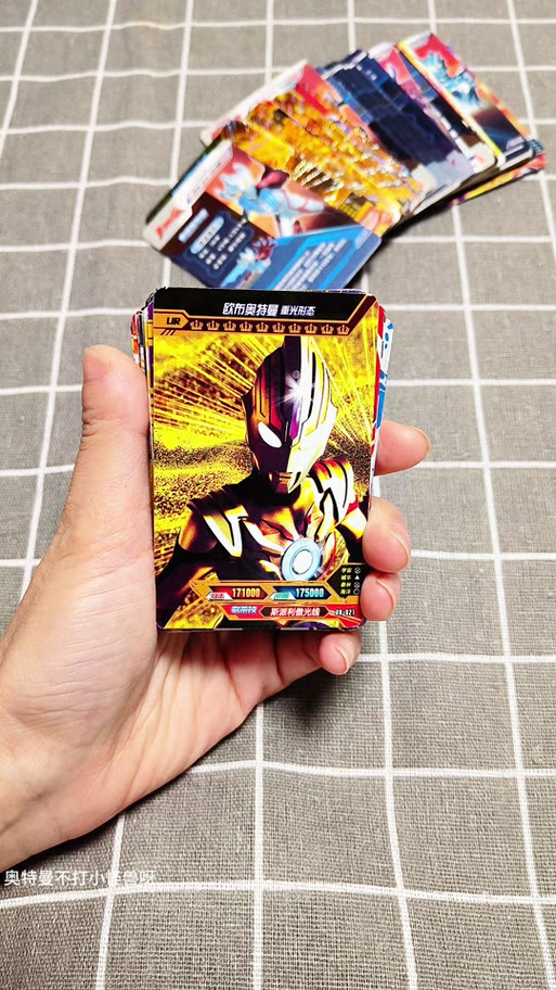 超市里买奥特曼卡片