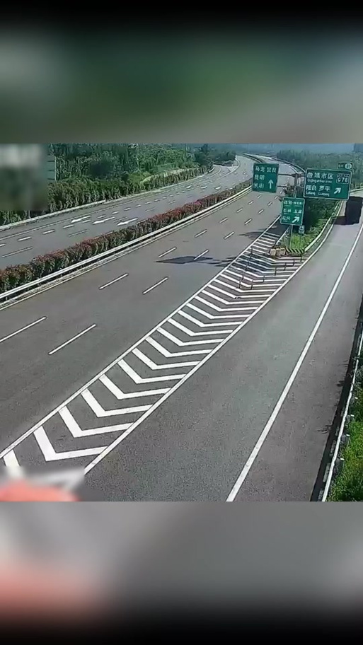 刚进高速入口方向错了倒回去