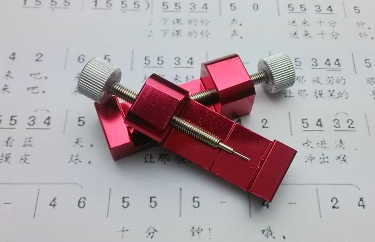 红色表带磨损变黑