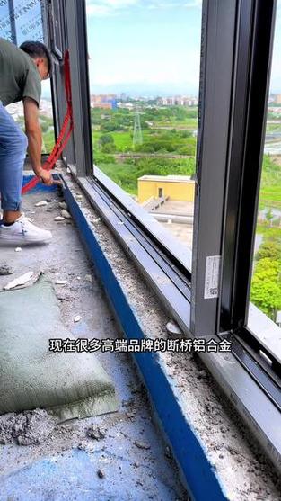 如何在铝合金门上拧螺丝