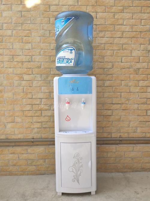 饮水机侧面有一个旋转开关