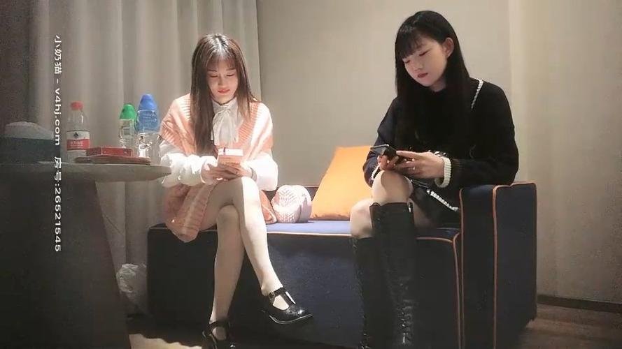 两个妹子亲身示范教你如何接