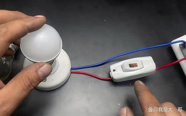 灯泡关了之后还会微亮