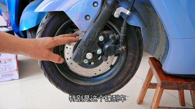 电动车前轮锁死推不动