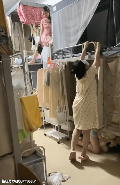 一男生戴假发进女生宿舍偷拍