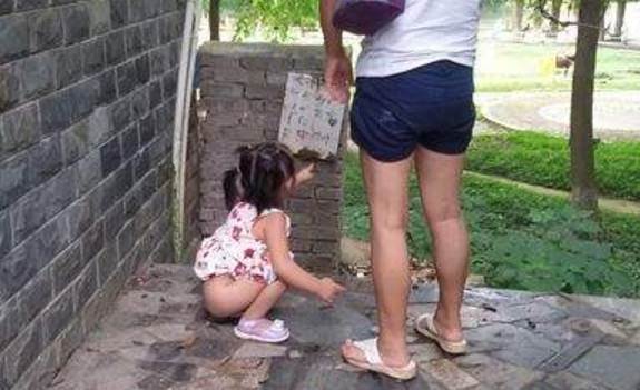 小女孩路边便溺