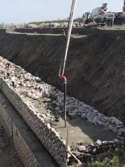 毛石混凝土挡墙做法