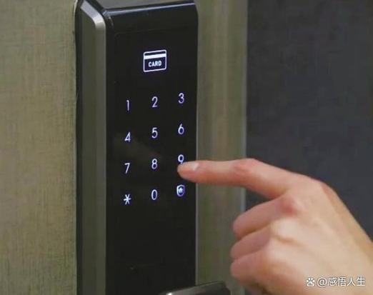密码锁隔一会报警一下