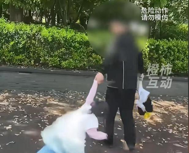 男子拽着俩孩子胳膊疯狂转圈