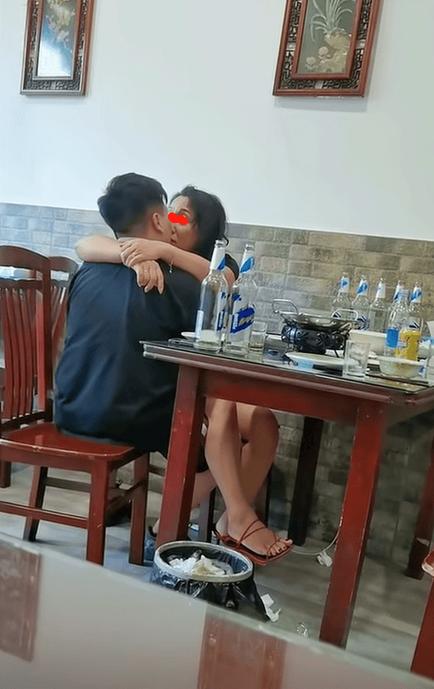 男人搂女人脖子暗示啥