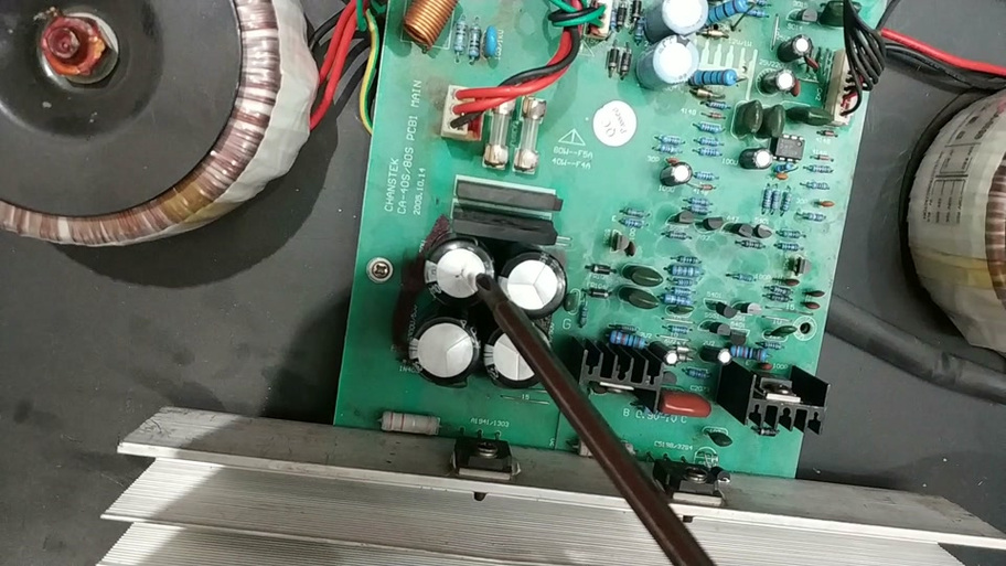 功放一路输出有滋滋声