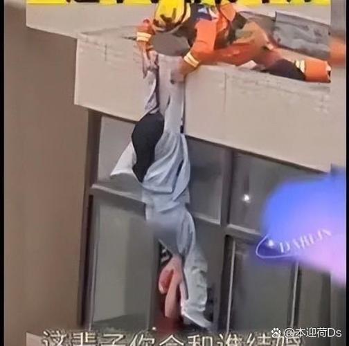 外国男子徒手爬十楼救下两人