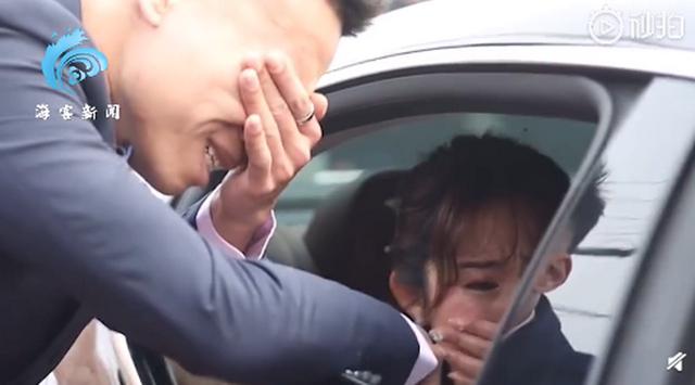 对视先哭的人