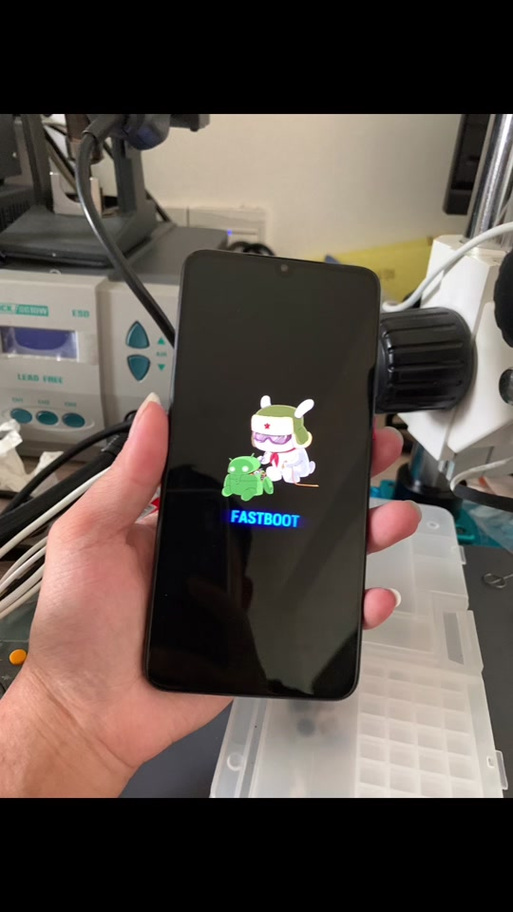 手机出现一只兔子在修手机