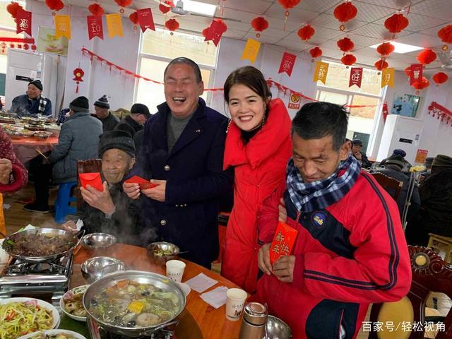 吃年夜饭给老人包红包
