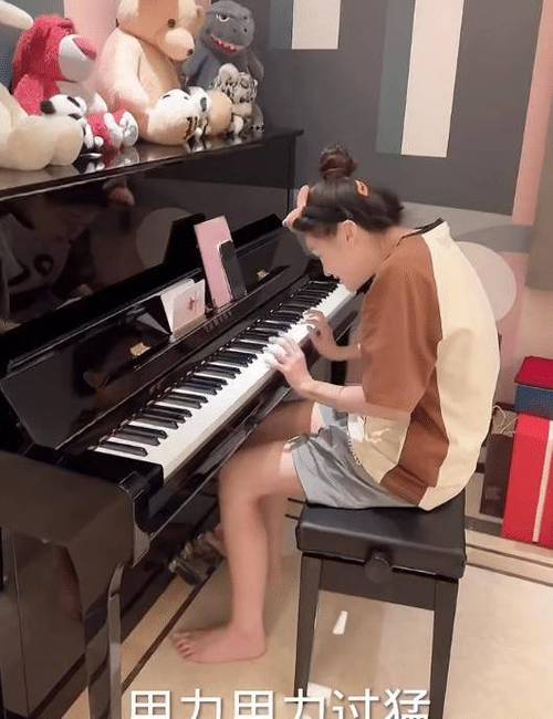 女子光脚弹钢琴
