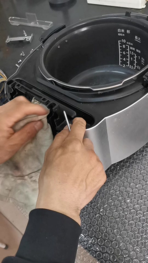电饭煲盖子自己弹起来