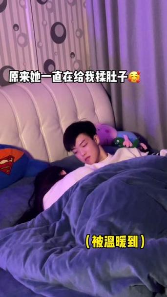 帅哥肚子疼难受揉肚子缩略图