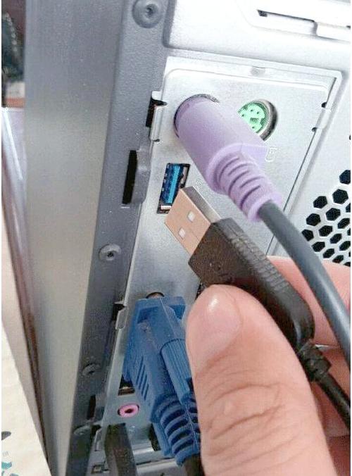电脑键盘的线应该插在哪里