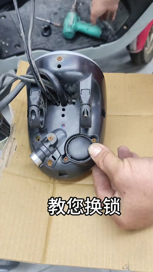无螺丝遥控器怎么拆开