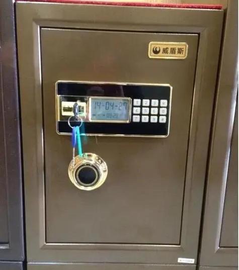 密码锁钥匙孔保护盖如何打开