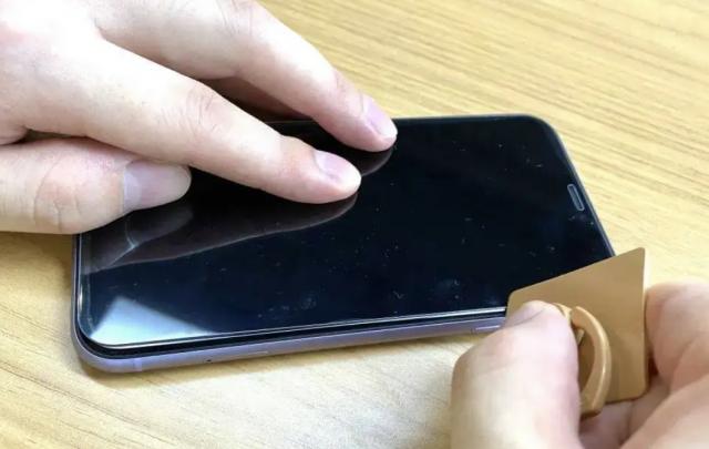 手机贴上膜触屏不灵敏