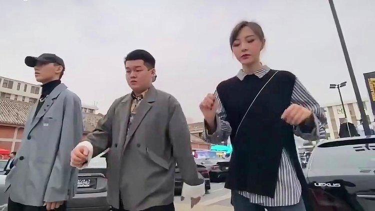 阿姑看母鸡这首歌