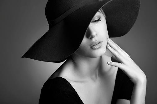 女人戴黑帽子什么意思截图