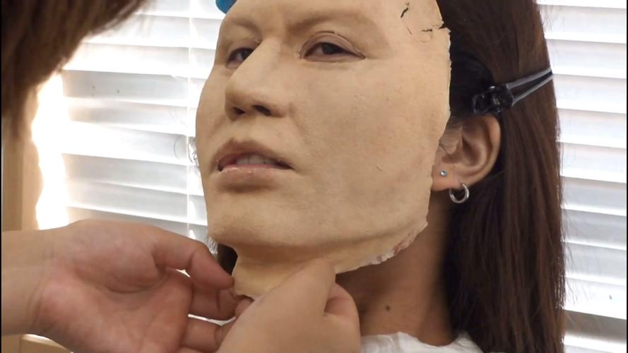 易容假扮女生