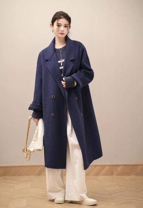 女性皮肤暗黄穿什么颜色衣服显白