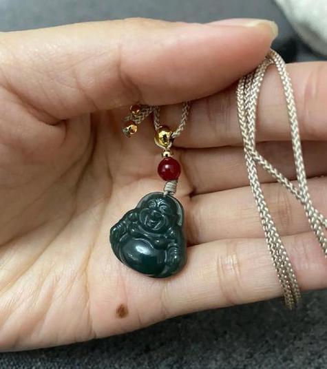 玉戴在左手好还是右手好