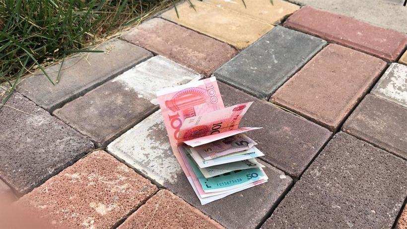 捡钱图片