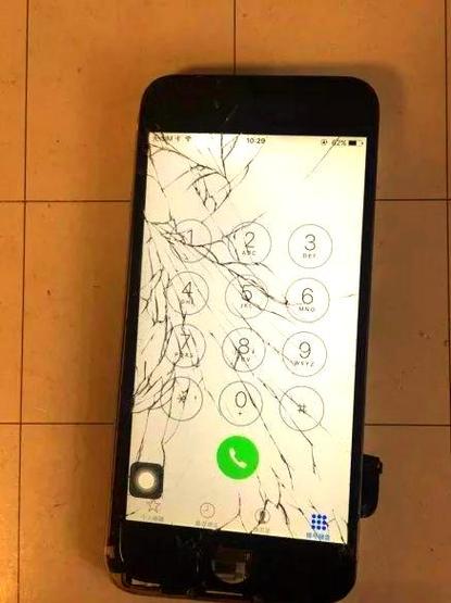 手机屏幕碎角的原因游戏截图