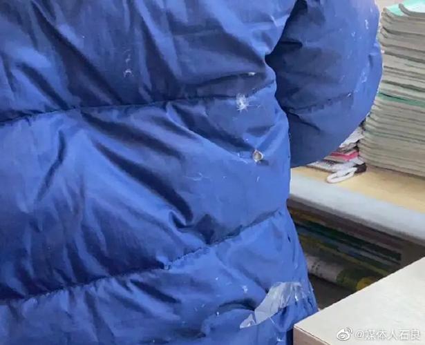 羽绒服刮出来一条白线