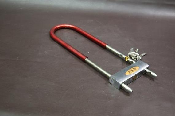 u型锁锁反了插不进钥匙开锁