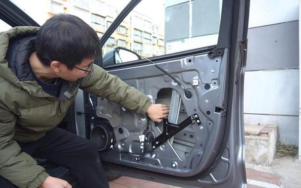 比亚迪门锁拆卸教程