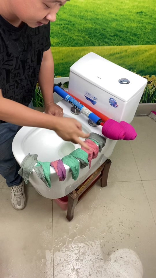 毛巾冲进马桶怎么办